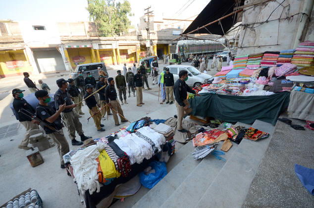 Pakistan: Police officials closing shops Police officials closing shops in the city for precautionary measures to prevent corona virus. Authorities appealed for people to avoid public gatherings to curb the spread of the corona virus and close shops until four o clock in the month of Ramadan. Peshawar Khyber Pakhtunkhwa Pakistan Copyright: HussainxAli