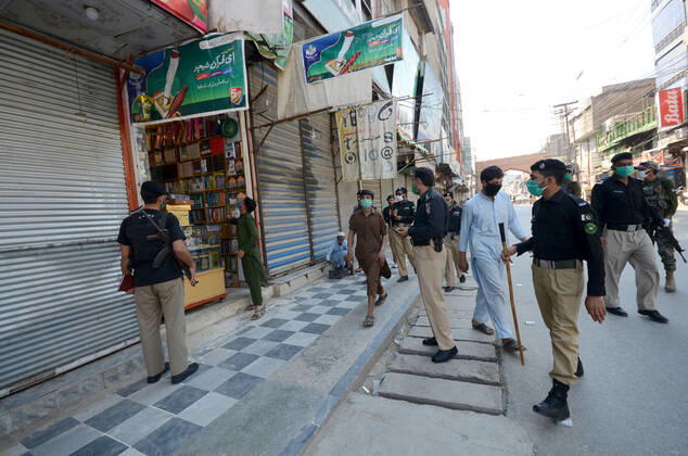 Pakistan: Police officials closing shops Police officials closing shops in the city for precautionary measures to prevent corona virus. Authorities appealed for people to avoid public gatherings to curb the spread of the corona virus and close shops until four o clock in the month of Ramadan. Peshawar Khyber Pakhtunkhwa Pakistan Copyright: HussainxAli