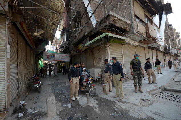 Pakistan: Police officials closing shops Police officials closing shops in the city for precautionary measures to prevent corona virus. Authorities appealed for people to avoid public gatherings to curb the spread of the corona virus and close shops until four o clock in the month of Ramadan. Peshawar Khyber Pakhtunkhwa Pakistan Copyright: HussainxAli