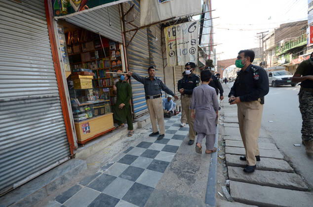 Pakistan: Police officials closing shops Police officials closing shops in the city for precautionary measures to prevent corona virus. Authorities appealed for people to avoid public gatherings to curb the spread of the corona virus and close shops until four o clock in the month of Ramadan. Peshawar Khyber Pakhtunkhwa Pakistan Copyright: HussainxAli