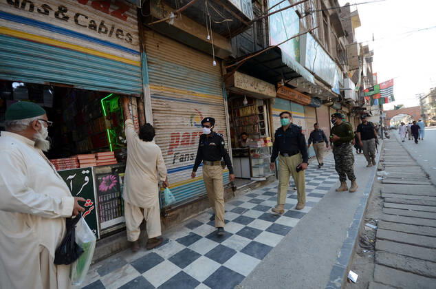 Pakistan: Police officials closing shops Police officials closing shops in the city for precautionary measures to prevent corona virus. Authorities appealed for people to avoid public gatherings to curb the spread of the corona virus and close shops until four o clock in the month of Ramadan. Peshawar Khyber Pakhtunkhwa Pakistan Copyright: HussainxAli