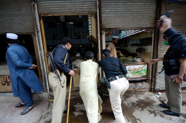 Pakistan: Police officials closing shops Police officials closing shops in the city for precautionary measures to prevent corona virus. Authorities appealed for people to avoid public gatherings to curb the spread of the corona virus and close shops until four o clock in the month of Ramadan. Peshawar Khyber Pakhtunkhwa Pakistan Copyright: HussainxAli