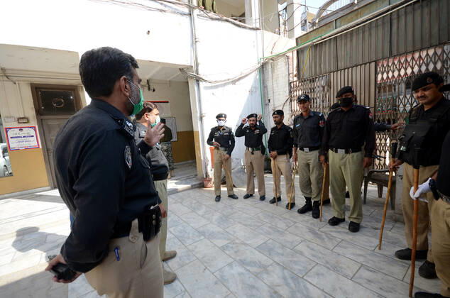 Pakistan: Police officials closing shops Police officials closing shops in the city for precautionary measures to prevent corona virus. Authorities appealed for people to avoid public gatherings to curb the spread of the corona virus and close shops until four o clock in the month of Ramadan. Peshawar Khyber Pakhtunkhwa Pakistan Copyright: HussainxAli
