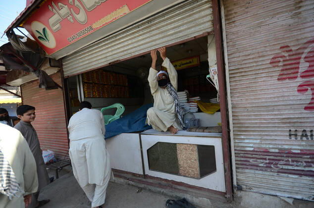 Pakistan: Police officials closing shops Police officials closing shops in the city for precautionary measures to prevent corona virus. Authorities appealed for people to avoid public gatherings to curb the spread of the corona virus and close shops until four o clock in the month of Ramadan. Peshawar Khyber Pakhtunkhwa Pakistan Copyright: HussainxAli