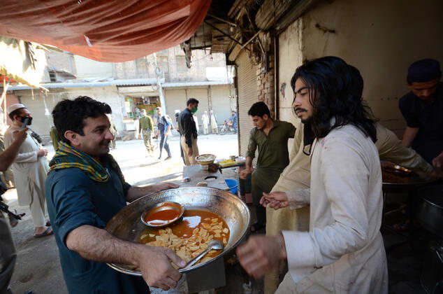 Pakistan: Police officials closing shops Police officials closing shops in the city for precautionary measures to prevent corona virus. Authorities appealed for people to avoid public gatherings to curb the spread of the corona virus and close shops until four o clock in the month of Ramadan. Peshawar Khyber Pakhtunkhwa Pakistan Copyright: HussainxAli