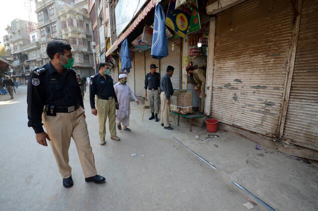 Pakistan: Police officials closing shops Police officials closing shops in the city for precautionary measures to prevent corona virus. Authorities appealed for people to avoid public gatherings to curb the spread of the corona virus and close shops until four o clock in the month of Ramadan. Peshawar Khyber Pakhtunkhwa Pakistan Copyright: HussainxAli