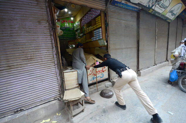 Pakistan: Police officials closing shops Police officials closing shops in the city for precautionary measures to prevent corona virus. Authorities appealed for people to avoid public gatherings to curb the spread of the corona virus and close shops until four o clock in the month of Ramadan. Peshawar Khyber Pakhtunkhwa Pakistan Copyright: HussainxAli