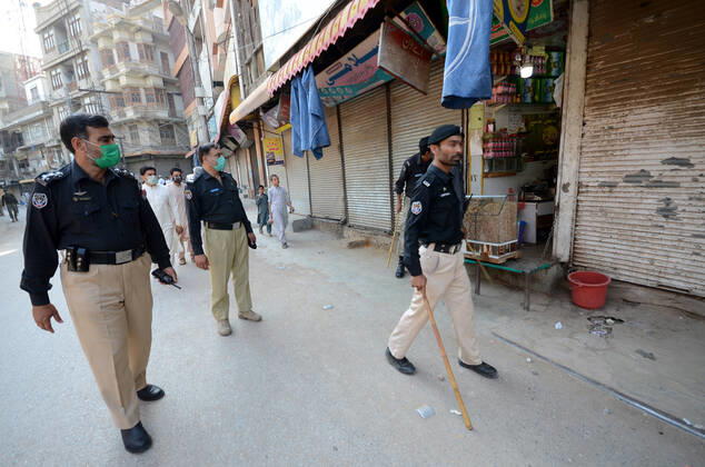 Pakistan: Police officials closing shops Police officials closing shops in the city for precautionary measures to prevent corona virus. Authorities appealed for people to avoid public gatherings to curb the spread of the corona virus and close shops until four o clock in the month of Ramadan. Peshawar Khyber Pakhtunkhwa Pakistan Copyright: HussainxAli
