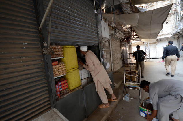 Pakistan: Police officials closing shops Police officials closing shops in the city for precautionary measures to prevent corona virus. Authorities appealed for people to avoid public gatherings to curb the spread of the corona virus and close shops until four o clock in the month of Ramadan. Peshawar Khyber Pakhtunkhwa Pakistan Copyright: HussainxAli