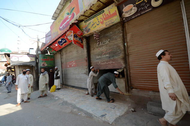 Pakistan: Police officials closing shops Police officials closing shops in the city for precautionary measures to prevent corona virus. Authorities appealed for people to avoid public gatherings to curb the spread of the corona virus and close shops until four o clock in the month of Ramadan. Peshawar Khyber Pakhtunkhwa Pakistan Copyright: HussainxAli