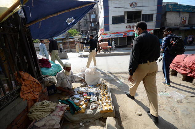 Pakistan: Police officials closing shops Police officials closing shops in the city for precautionary measures to prevent corona virus. Authorities appealed for people to avoid public gatherings to curb the spread of the corona virus and close shops until four o clock in the month of Ramadan. Peshawar Khyber Pakhtunkhwa Pakistan Copyright: HussainxAli