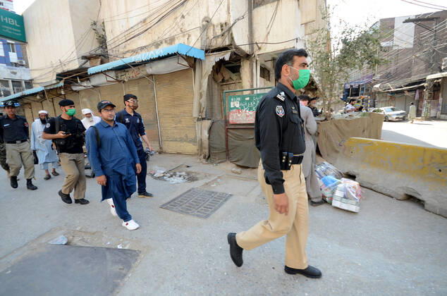 Pakistan: Police officials closing shops Police officials closing shops in the city for precautionary measures to prevent corona virus. Authorities appealed for people to avoid public gatherings to curb the spread of the corona virus and close shops until four o clock in the month of Ramadan. Peshawar Khyber Pakhtunkhwa Pakistan Copyright: HussainxAli