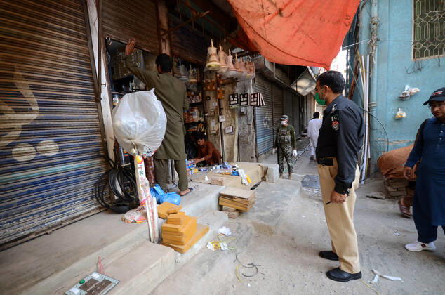 Pakistan: Police officials closing shops Police officials closing shops in the city for precautionary measures to prevent corona virus. Authorities appealed for people to avoid public gatherings to curb the spread of the corona virus and close shops until four o clock in the month of Ramadan. Peshawar Khyber Pakhtunkhwa Pakistan Copyright: HussainxAli