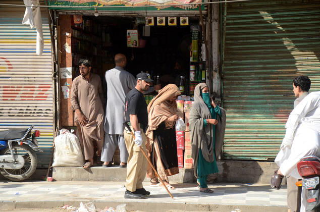 Pakistan: Police officials closing shops Police officials closing shops in the city for precautionary measures to prevent corona virus. Authorities appealed for people to avoid public gatherings to curb the spread of the corona virus and close shops until four o clock in the month of Ramadan. Peshawar Khyber Pakhtunkhwa Pakistan Copyright: HussainxAli