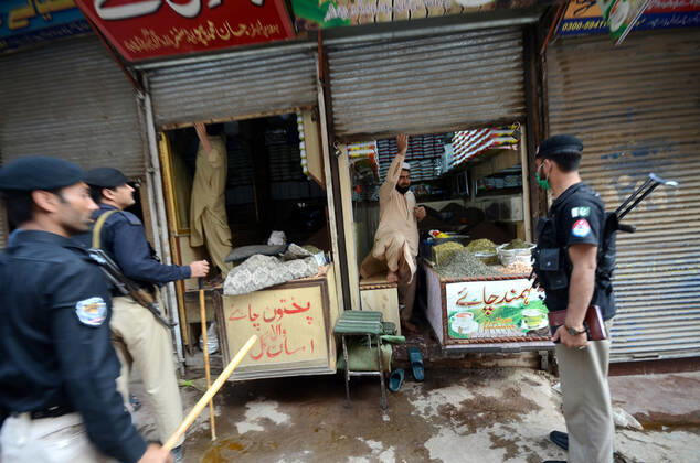 Pakistan: Police officials closing shops Police officials closing shops in the city for precautionary measures to prevent corona virus. Authorities appealed for people to avoid public gatherings to curb the spread of the corona virus and close shops until four o clock in the month of Ramadan. Peshawar Khyber Pakhtunkhwa Pakistan Copyright: HussainxAli
