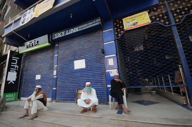 Pakistan: Police officials closing shops Police officials closing shops in the city for precautionary measures to prevent corona virus. Authorities appealed for people to avoid public gatherings to curb the spread of the corona virus and close shops until four o clock in the month of Ramadan. Peshawar Khyber Pakhtunkhwa Pakistan Copyright: HussainxAli