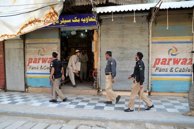 Pakistan: Police officials closing shops Police officials closing shops in the city for precautionary measures to prevent corona virus. Authorities appealed for people to avoid public gatherings to curb the spread of the corona virus and close shops until four o clock in the month of Ramadan. Peshawar Khyber Pakhtunkhwa Pakistan Copyright: HussainxAli
