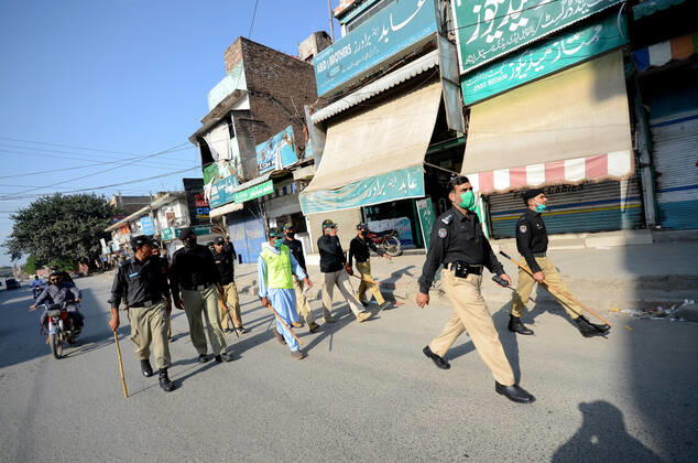 Pakistan: Police officials closing shops Police officials closing shops in the city for precautionary measures to prevent corona virus. Authorities appealed for people to avoid public gatherings to curb the spread of the corona virus and close shops until four o clock in the month of Ramadan. Peshawar Khyber Pakhtunkhwa Pakistan Copyright: HussainxAli
