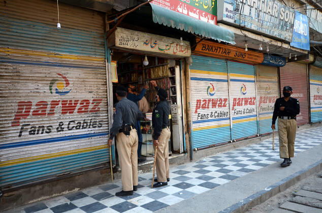 Pakistan: Police officials closing shops Police officials closing shops in the city for precautionary measures to prevent corona virus. Authorities appealed for people to avoid public gatherings to curb the spread of the corona virus and close shops until four o clock in the month of Ramadan. Peshawar Khyber Pakhtunkhwa Pakistan Copyright: HussainxAli