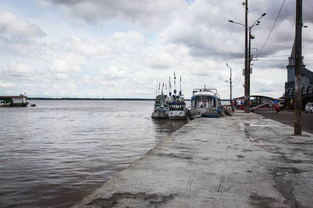 Coronavirus in Brasilien, Eindrücke aus Belem BELÉM, PA - 26.04.2020: DEFENSORIA PÚBLICA DO PARÁ ORDENA LOCKDOWN - Public Defender of the State of Pará decrees the closure of non-essential economic activities for city halls in the metropolitan region of Belém. The lockdown is requested because many commercial establishments and the population are not obeying social isolation orders to prevent the spread of coronavirus. Movement on the streets of Belém this Sunday (26) was small but the agglomerations continue. x1907330x  FilipexBispo