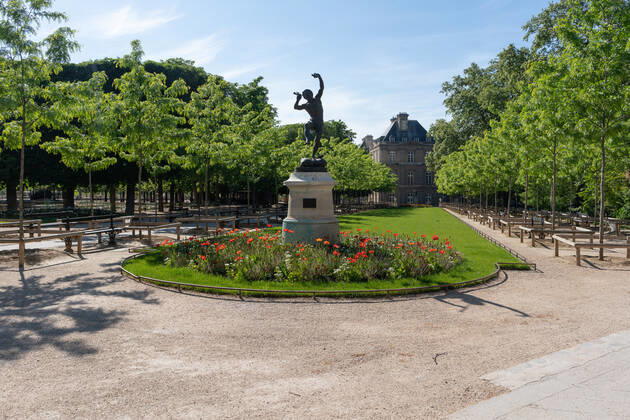 April 26, 2020, Paris, FR: (INT) Covid-19:Empty Paris. April 26,2020, Paris,France:Some touristic hotspots in Paris city like Cafe Les Deux Magots, Arc de Triomphe et Champs-Elysees, Champs-Elysees, Jardin du Luxembours, Pont Alexandre III, La Sorbonne , Marche aux puces,Montmartre street continued to be very empty during this covid-19 pandemic this Sunday. ..Credit: Thenews2 Paris - ZUMAn293 20200426_znp_n293_008 Copyright: xEricxBrommex