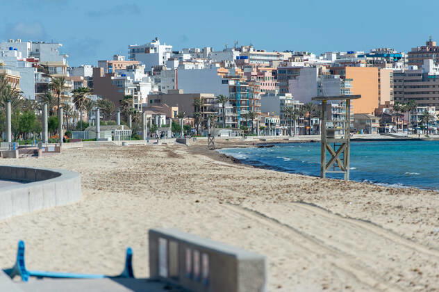 20200426 Children go out of the Home in Mallorca during Corona Lock down PALMA DE MALLORCA, SPAIN APRIL 26 2020 General view of the beach at the Playa de Palma at Children go out of the Home in Mallorca during Corona Lock down on April 26, 2020 in Palma de Mallorca, Palma de Mallorca Baleares Spain