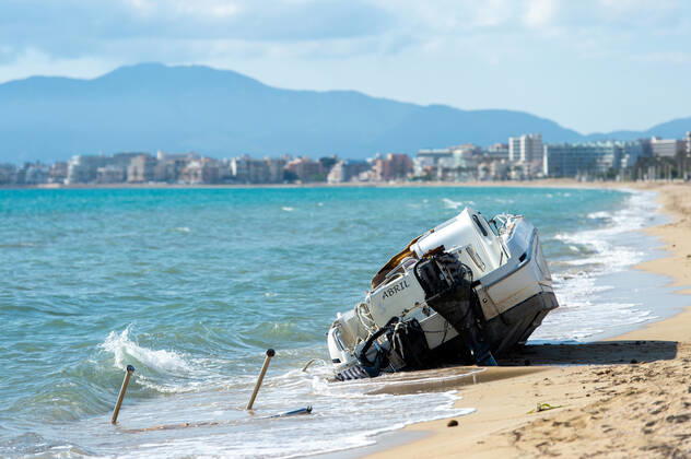 20200426 Children go out of the Home in Mallorca during Corona Lock down PALMA DE MALLORCA, SPAIN APRIL 26 2020 Stranded abandoned boat on playa de palma at the Playa de Palma at Children go out of the Home in Mallorca during Corona Lock down on April 26, 2020 in Palma de Mallorca, Palma de Mallorca Baleares Spain