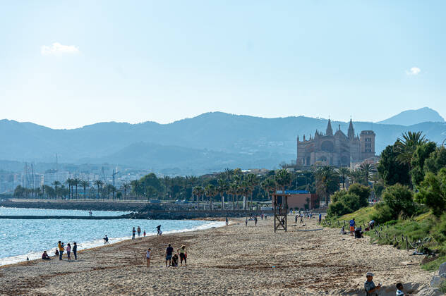 20200426 Children go out of the Home in Mallorca during Corona Lock down PALMA DE MALLORCA, SPAIN APRIL 26 2020 Palma Beach view to the Cathedral with families enjoying sun on the beach at Children go out of the Home in Mallorca during Corona Lock down on April 26, 2020 in Palma de Mallorca, Palma de Mallorca Baleares Spain