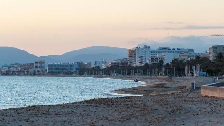 20200426 Children go out of the Home in Mallorca during Corona Lock down PALMA DE MALLORCA, SPAIN APRIL 26 2020 sunset at the Playa de Palma at Children go out of the Home in Mallorca during Corona Lock down on April 26, 2020 in Palma de Mallorca, Palma de Mallorca Baleares Spain