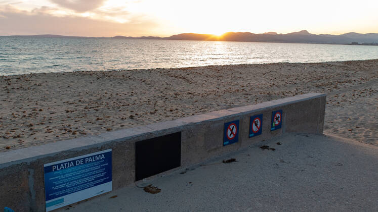 20200426 Children go out of the Home in Mallorca during Corona Lock down PALMA DE MALLORCA, SPAIN APRIL 26 2020 sunset at the Playa de Palma at Children go out of the Home in Mallorca during Corona Lock down on April 26, 2020 in Palma de Mallorca, Palma de Mallorca Baleares Spain