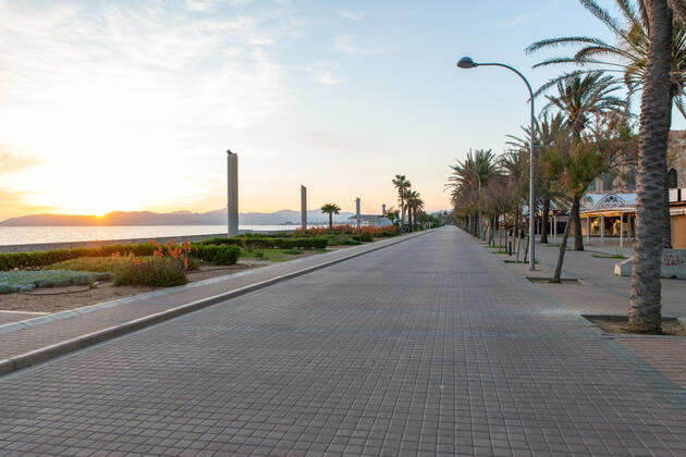 20200426 Children go out of the Home in Mallorca during Corona Lock down PALMA DE MALLORCA, SPAIN APRIL 26 2020 sunset at the Playa de Palma at Children go out of the Home in Mallorca during Corona Lock down on April 26, 2020 in Palma de Mallorca, Palma de Mallorca Baleares Spain