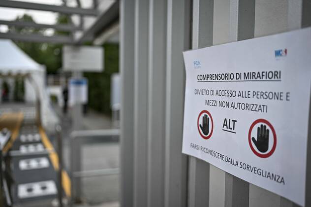 Coronavirus in Italien, Sicherheitsvorkehrungen am Werk von Fiat Chrysler in Turin Coronavirus emergency: temperature controls and mask delivery to the FCA gates of the Mirafiori plant in the photo: signs at door 2 of the Mirafiori plant Copyright: xRiccardoxGiordanox xIPAx xFotosickix