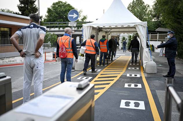 News Themen der Woche KW18 News Bilder des Tages Coronavirus in Italien, Sicherheitsvorkehrungen am Werk von Fiat Chrysler in Turin Coronavirus emergency: temperature controls and delivery of masks to the FCA Mirafiori factory gates in the photo:  Copyright: xRiccardoxGiordanox xIPAx xFotosickix