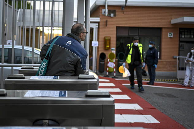 Coronavirus in Italien, Sicherheitsvorkehrungen am Werk von Fiat Chrysler in Turin Coronavirus emergency: temperature controls and delivery of masks to the FCA Mirafiori factory gates in the photo:  Copyright: xRiccardoxGiordanox xIPAx xFotosickix