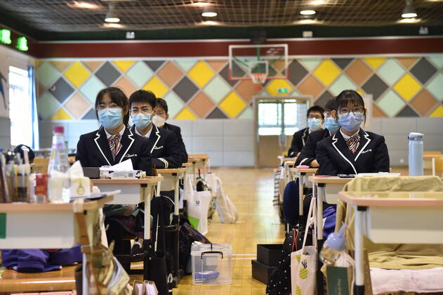 (200427) -- BEIJING, April 27, 2020 -- Students of a class are transferred to an indoor gymnasium to ensure the safe distance between seats at Guangqumen Middle School in Beijing, capital of China, April 27, 2020. Senior high schools in Beijing on Monday restarted classes for seniors, who will take the national college entrance exam on July 7-10. ) CHINA-BEIJING-STUDENTS-BACK TO SCHOOL (CN) ChenxZhonghao 