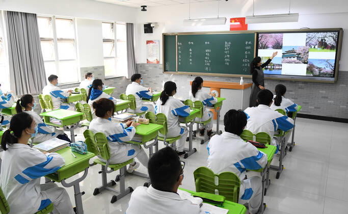 (200427) -- BEIJING, April 27, 2020 -- Students are in class at the High School Affiliated to China Agricultural University in Beijing, capital of China, April 27, 2020. Senior high schools in Beijing on Monday restarted classes for seniors, who will take the national college entrance exam on July 7-10. ) CHINA-BEIJING-STUDENTS-BACK TO SCHOOL (CN) RenxChao 