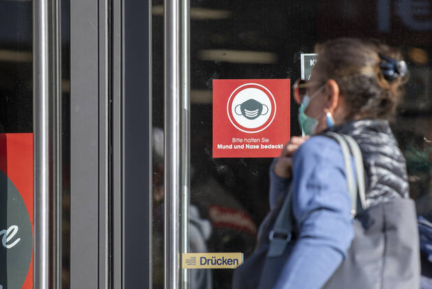 Wuerzburg, City, 27 04 2020, Coronavirus Mask duty in Bavaria Picture Many shops point with posters to the mask duty, in the picture the 1 Euro Shop, When shopping and in the public transport people in Bavaria must carry immediately a mouth nose cover, also with children starting from 7 years exists mask duty Copyright: HMBxMedia xHeikoxBecker