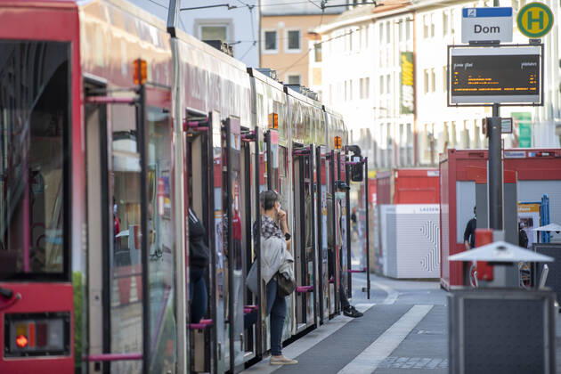 Wuerzburg, City, 27 04 2020, Coronavirus Mandatory masks in Bavaria Picture People in Bavaria must now wear a mouth and nose cover when shopping and on public transport, children from the age of 7 are also required to wear masks Copyright: HMBxMedia xHeikoxBecker