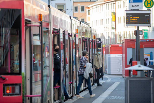 Wuerzburg, City, 27 04 2020, Coronavirus Mandatory masks in Bavaria Picture People in Bavaria must now wear a mouth and nose cover when shopping and on public transport, children from the age of 7 are also required to wear masks Copyright: HMBxMedia xHeikoxBecker