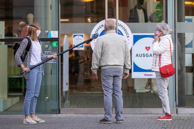 Wuerzburg, City, 27 04 2020, Coronavirus Partial opening of the Wuerzburger Woehrl branch Bild A TV reporter interviewed people before the opening of the Wuerzbuger Woehrl branch Woehrl reached partial opening of sites on the administrative court, the VerkaufsflaÌˆchen must be limited to a maximum of 800 square meters Copyright: HMBxMedia xHeikoxBecker