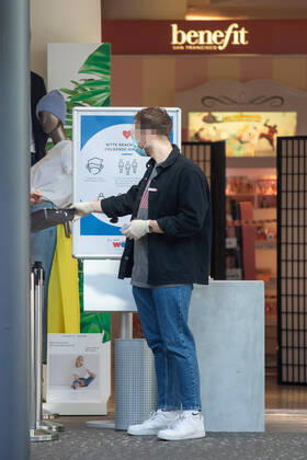 Wuerzburg, City, 27 04 2020, Coronavirus Partial opening of Wuerzburger Woehrl branch Bild Woehrl achieved partial opening of sites through the Administrative Court, the VerkaufsflaÌˆchen must be limited to a maximum of 800 square meters Copyright: HMBxMedia xHeikoxBecker