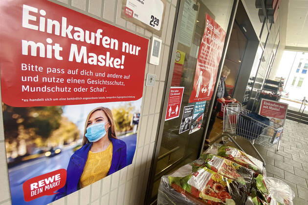 Relaxation and compulsory masks in the coronavirus pandemic Businesses in Bavaria will reopen on April 27th. A sign will indicate that mouth and nose protection must be worn,