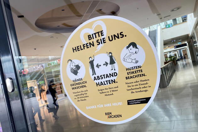 Relaxation and compulsory masks in the coronavirus pandemic Businesses in Bavaria will reopen on April 27th. A sign will indicate that mouth and nose protection must be worn,