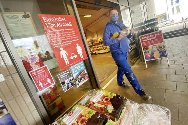 Relaxation and compulsory masks in the coronavirus pandemic Businesses in Bavaria will reopen on April 27th. A sign will indicate the wearing of mouth nose protection Mask duty mouth nose protection REWE supermarket store, branch, entrance,