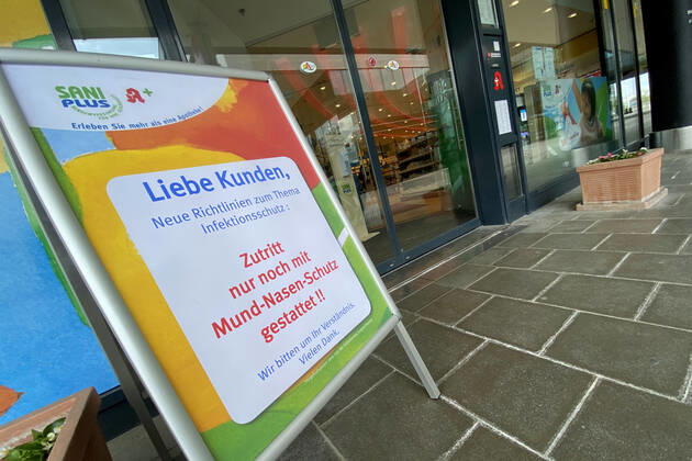 Relaxation and compulsory masks in the coronavirus pandemic Businesses in Bavaria will open again on April 27th with a notice that the display in front of a Sani Plus pharmacy will only allow access with mouth and nose protection,
