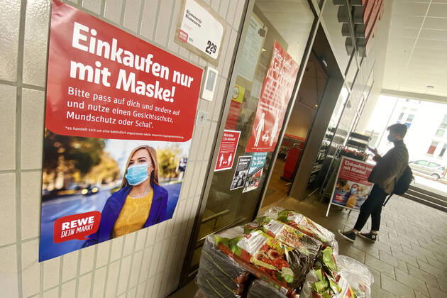 Relaxation and compulsory masks in the coronavirus pandemic Businesses in Bavaria will reopen on April 27th. A sign will indicate that mouth and nose protection must be worn,