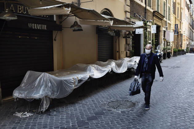 April 27, 2020, Roma, Roma, Italy: Daily life in the streets of Roma during the Covid-19 outbreak..The Italian prime minister Giuseppe Conte has announced the Ã¢â‚¬oeFase 2Ã¢â‚¬Â (second fase) from the 4th of May..All the city, as all the whole country, is under quarantine and the movement are restricted to the necessary. .The streets of the city are empty and controled by the amry. Roma Italy - ZUMAt147 20200427_zip_t147_008 Copyright: xMatteoxTrevisanx