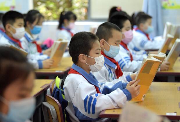 (200427) -- XI AN, April 27, 2020 -- Students attend a class at Shaanxi Normal University Jinyuan Primary School in Xi an, northwest China s Shaanxi Province, April 27, 2020. Primary school students in grades 4 to 6 in Xi an returned to school on Monday. ) CHINA-SHAANXI-XI AN-STUDENTS-BACK TO SCHOOL (CN) LiuxXiao 