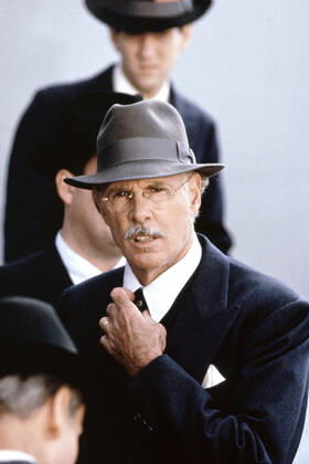 AMELIA EARHART: THE FINAL FLIGHT, Bruce Dern, 1994. Avenue Pictures Prod. Courtesy: Everett Collection Courtesy Everett Collection !ACHTUNG AUFNAHMEDATUM GESCHÃ„TZT! PUBLICATIONXNOTxINxCANxCHNxFRAxITAxJPNxNORxPOLxRUSxESPxUKxUSA Copyright: xCourtesyxEverettxCollectionx TSDAMEA EC006