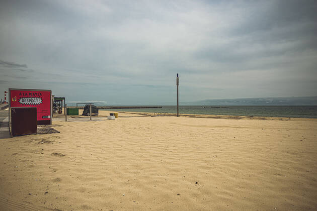 April 27, 2020, Barcelona, Catalonia, Spain: An orphaned beach bar at the deserted beach at day 43 of a nationwide lockdown due to the continuous spread of the corona virus. Spain registered some 300 new fatalities totaling a death toll close to 23500 so far. Barcelona Spain - ZUMAo105 20200427_zap_o105_007 Copyright: xMatthiasxOesterlex